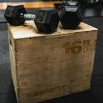 Haltères sur une boxjump