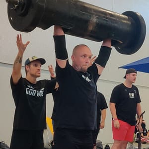 Thibault utilisant un log lors d'une compétition de strongman.