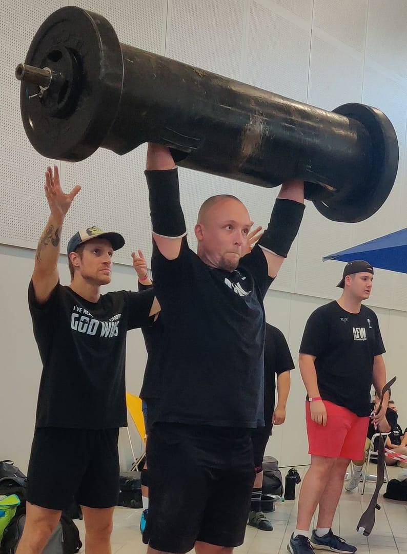 Thibault utilisant un log lors d'une compétition de strongman.